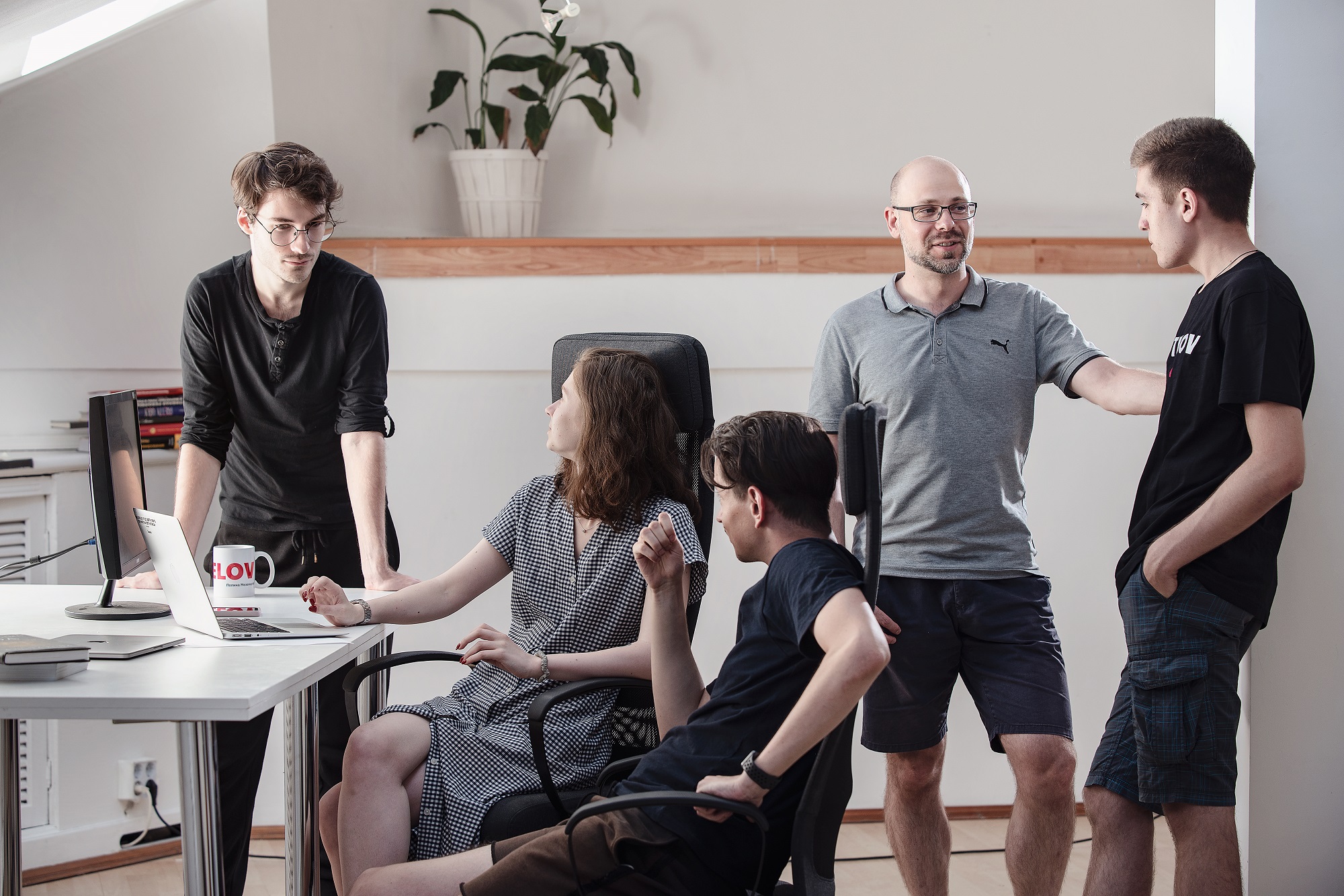 Команда разработчиков мобильных приложений обсуждает проект на совещании в офисе